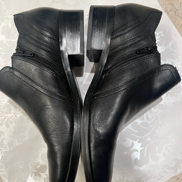 Naturalizer leather low heel,  side zip stretch bootie. 7.5 - Picture 2 of 7